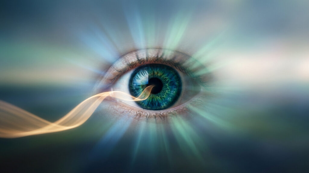 Gros plan d'un œil bleu-vert avec des rayons lumineux et un flux d'énergie dorée traversant la pupille, symbolisant la guérison.